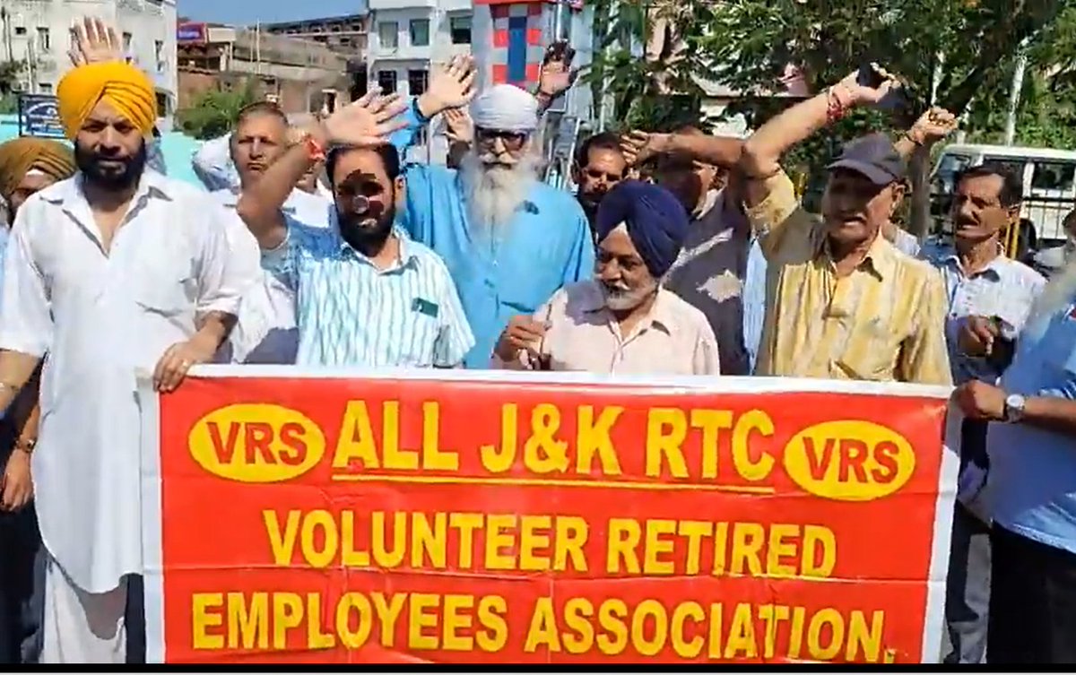 All J&k RTC Volunteer Retired Employees Association protest at #JammuAndKashmir.
#kashmir #kashmirLivesMatter #jagoKashmir