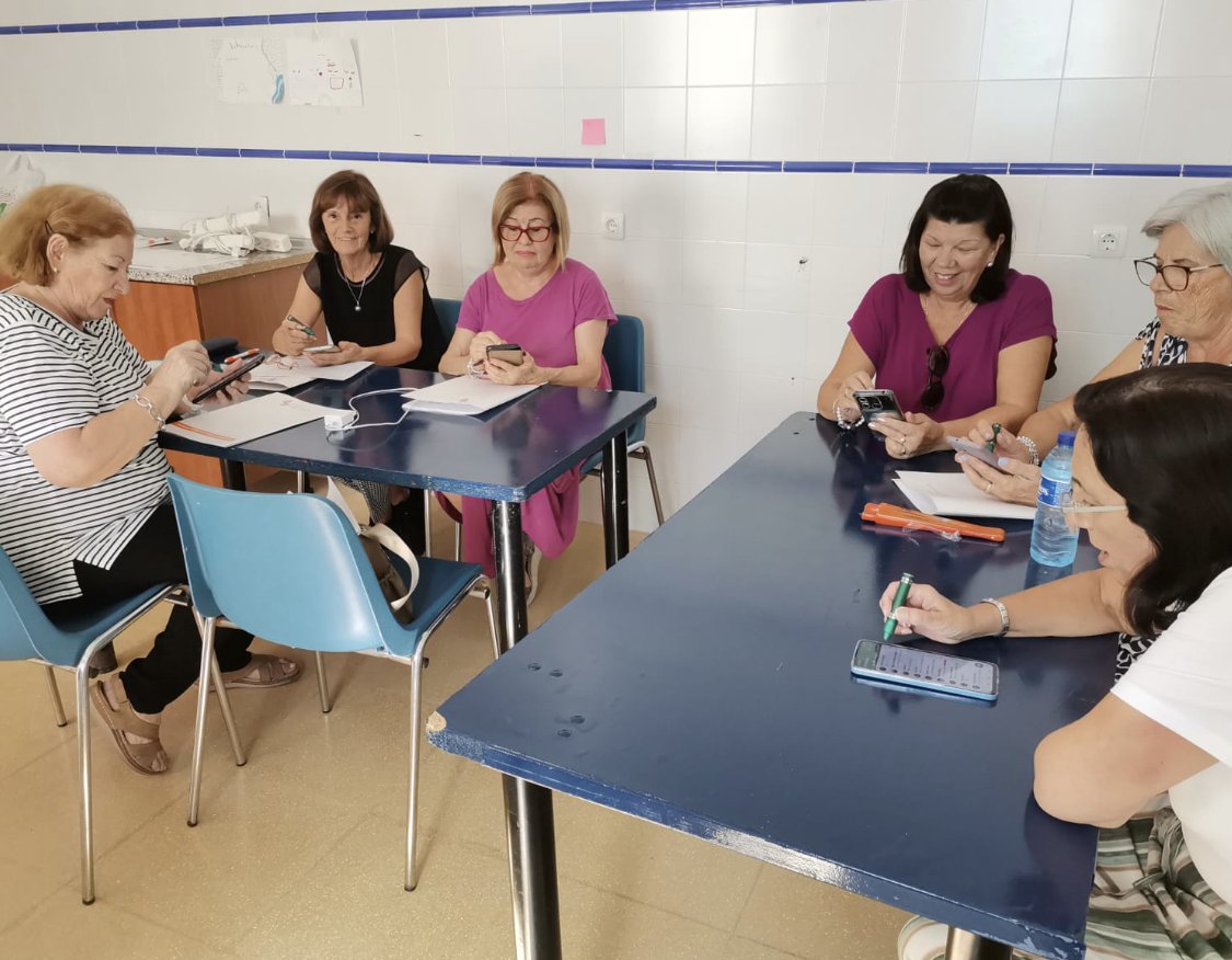 SolidaridadIn's tweet photo. 📱✨ ¡Explorando el mundo digital en Niebla, Huelva.  #ProgramaConectando!

Las alumnas están encantadas con sus nuevos punteros táctiles, que les brindan una experiencia precisa y cómoda al usar sus dispositivos. 🖊️💻 

¡Aprendizaje y diversión en cada sesión!
@AytoNiebla https://t.co/AdZrhT6p26