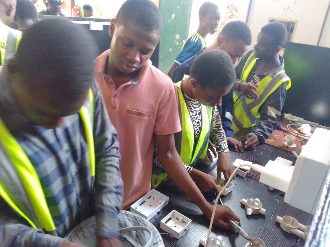 ogstep2020's tweet photo. Still ongoing is the Ogun State Skills Fund program. Over 40 vocational skills such as Beekeeping, Plumbing, catering, garment making, painting and Electrical Installation amongst others are the skills acquisition classes under this program.
#OSF
#Iseowoya
#Asejere https://t.co/xHlmhyGqdj