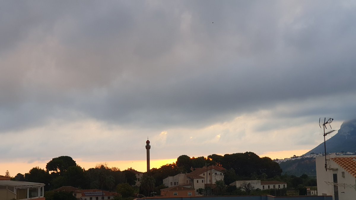 Amanece en el Montgó #denia <a href="/ElTiempoes/">Eltiempo.es</a> <a href="/tiempobrasero/">Tutiempo</a> 

#otoño #amanecer