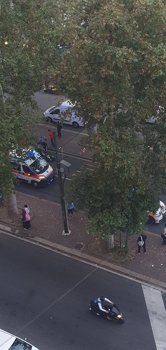 chiarabonomi's tweet image. Questa mattina ennesimo incidente in #piazzalenigra questo incrocio progettato negli anni 60 miete troppe vittime @ComuneMI fate qualcosa @milano_today parlatene Gratitudine ai #soccoritori @crocerossa