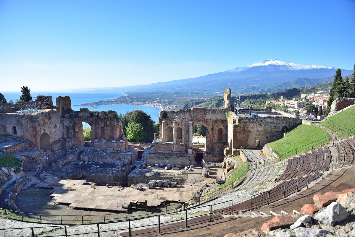 ItaliainSfera's tweet photo. Taormina: Un'elegante gemma sulla costa ionica della Sicilia. Con il suo teatro antico, viste mozzafiato e l'atmosfera unica, Taormina è una destinazione da sogno per chi cerca bellezza e cultura. 🏛️🌊 Scopri di più su https://t.co/qFFegKsiyL 
#Taormina #Sicilia #Viaggi #italia https://t.co/nB1r4i1nJO