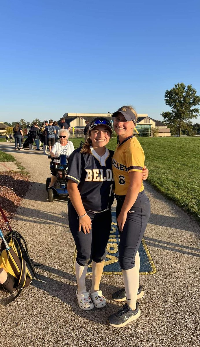 THSoftball tweet media