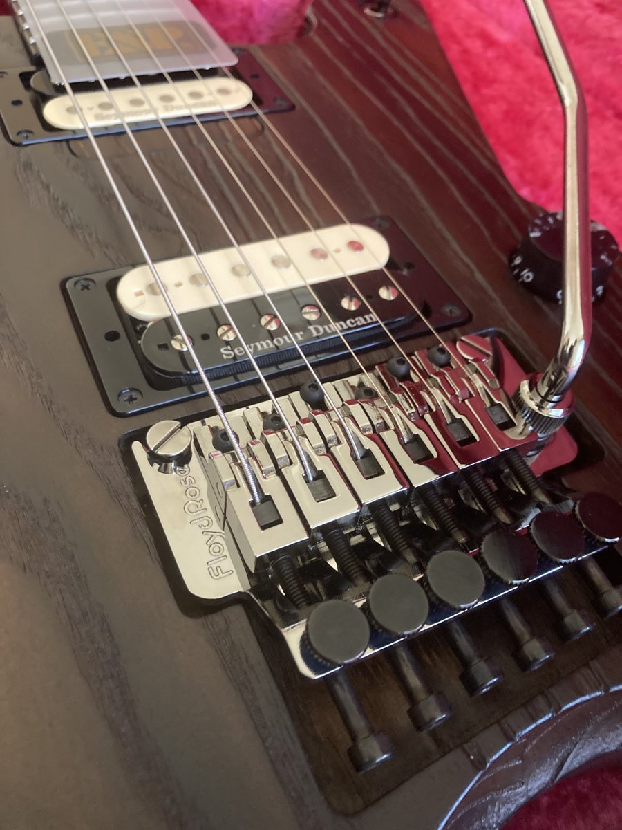 KPrime222's tweet photo. 我家に降臨され2年の神器🎸
年中ケースの中ですが御開帳です😊

週末ノリやんさんの神器と久々に再会します♪

#killerguiter
#prime2022
#高崎晃 https://t.co/wPQnVZgGWb