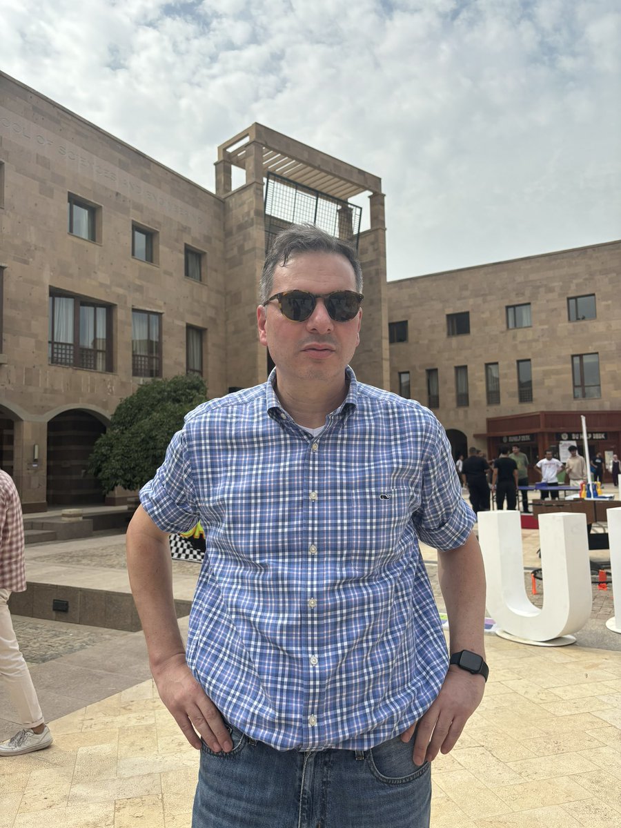 Toouusshhaa's tweet image. When it comes to the role of social media on social change, it “plays key roles in education, politics, sciences, and sports. It’s a major source of insightful information that wasn’t available previously” says Dr. Mostafa, Professor of Biology at AUC 
#JRMC2202 #JRLWEB