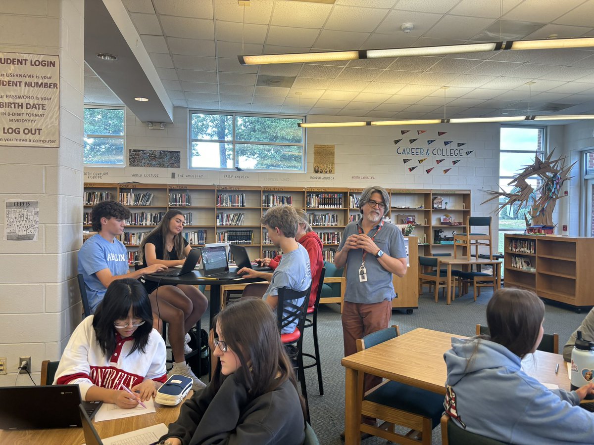 nwhs_media's tweet image. Senior Economic and Personal Finance visited the library to learn how to build a Google Web site. They are creating a personal portfolio to house resources they can use beyond high school. #govikes #GCSLibrariesEngage