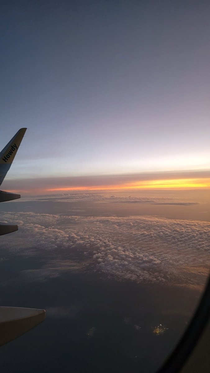 RyanSpeltz22's tweet photo. There really isn't much better than Sunrise from a plane.

#wednesdaythought #WednesdayMotivation https://t.co/WvU8qJCBIB