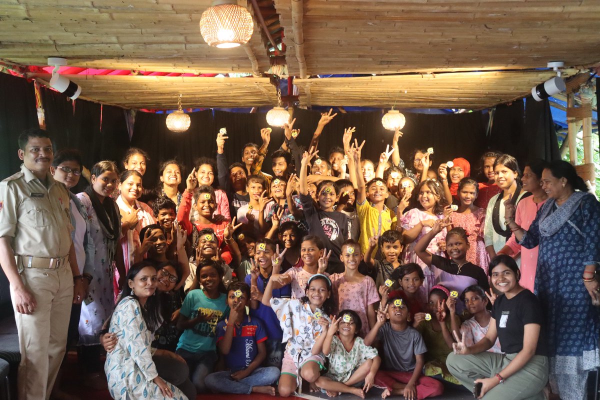 BakulFoundation's tweet photo. #DaanUtsav kicked off in Odisha with the #DayofService by BAKUL & @cpbbsrctc's @bastikuchala in which 100s of volunteers spread joy through fun and learning activities among 2000 children from about 50 slums. @dcpbbsr @prsprateek interacted with children at #BakulLibrary. https://t.co/i9UfKBOHkP