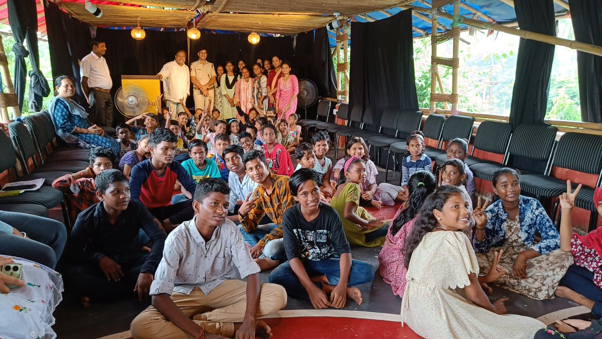BakulFoundation's tweet photo. #DaanUtsav kicked off in Odisha with the #DayofService by BAKUL & @cpbbsrctc's @bastikuchala in which 100s of volunteers spread joy through fun and learning activities among 2000 children from about 50 slums. @dcpbbsr @prsprateek interacted with children at #BakulLibrary. https://t.co/i9UfKBOHkP