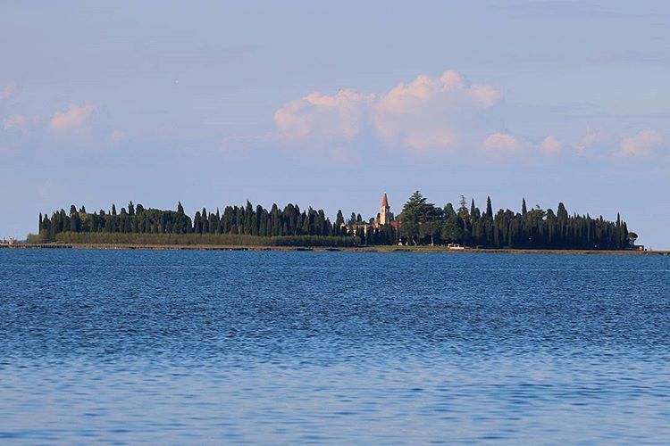 EnjoyRespectVe's tweet photo. A SAN FRANCESCO DEL DESERTO, uno degli ultimi eremi della #laguna di #Venezia, sulle tracce di #SanFrancesco nel giorno della sua festa, il #4ottobre. Un luogo con 8 secoli di storia, dove si respira il silenzio passeggiando nei 7 ettari di parco.
#detourism #enjoyrespectvenezia https://t.co/n6arZm45Yb
