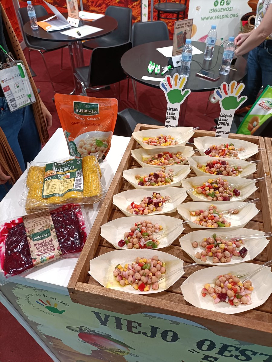 5aldiaspain's tweet photo. Nuestros socios @huercasa participan en el Espacio Agrupado de #5aldía y nos traen unos deliciosos garbanzos con #maíz para una perfecta degustación 🌽 🌽
¡Pásate por el stand 5H05 y disfruta de esta delicia!
#Degustaciones #ComesSano #FA23 https://t.co/PXAmeJcEte