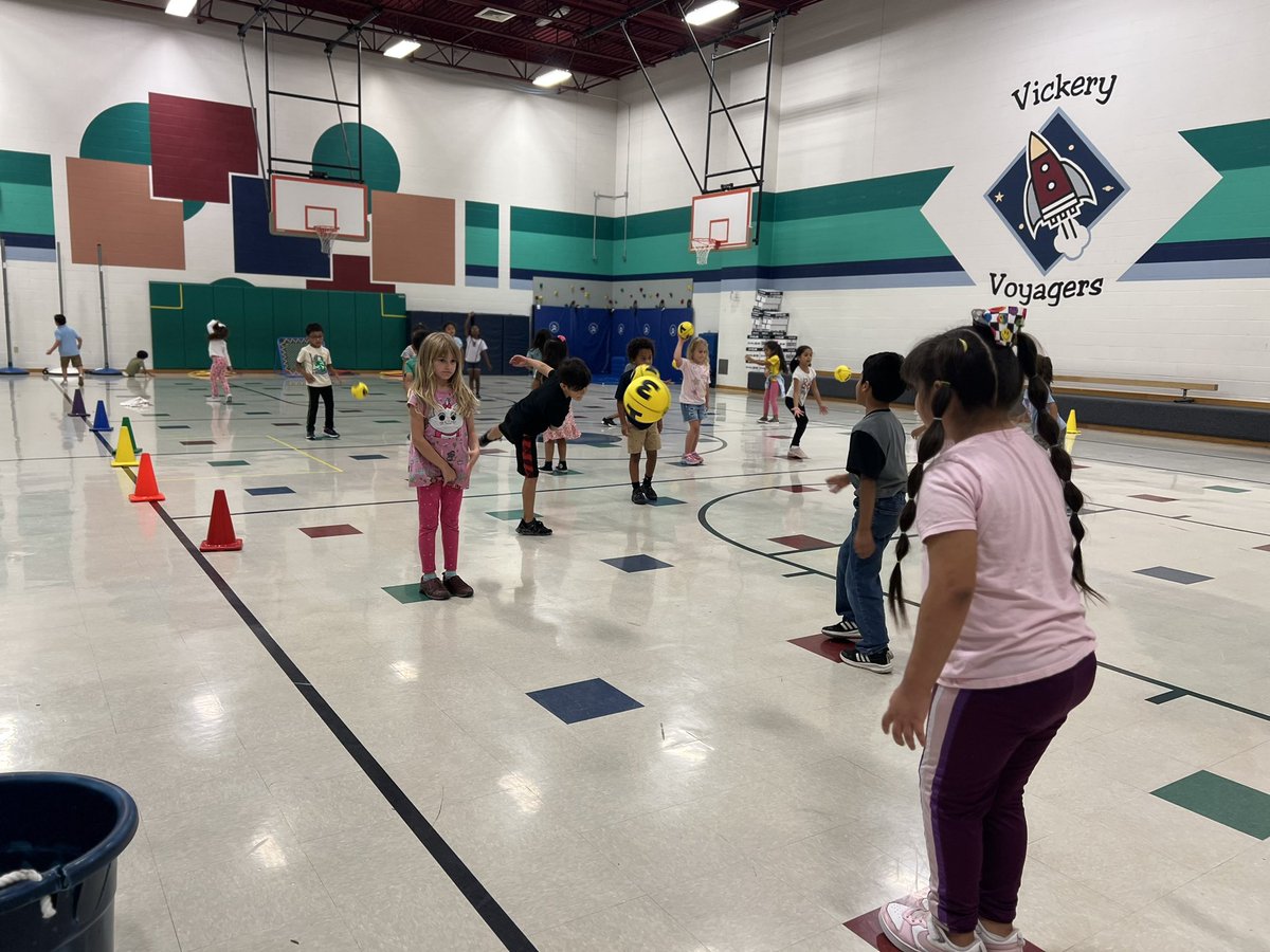 VoyagerPE's tweet photo. 1g Ss practicing bouncing and catching with a partner! A simple lesson full of laughter and teamwork. @VickeryES #ilovevickery #lisdpe https://t.co/LUxsLil00u