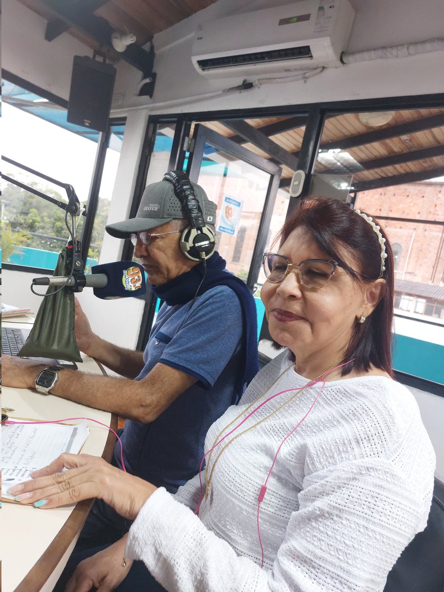 Hoy estamos en cabina celebrando el #Aniversario 24 de <a href="/contacto937/">93.7 FM Contacto</a>, la radio que me dió la oportunidad de enamorarme de la locución, aquí estamos en cabina festejando junto a todos los compañeros del #PrimerContacto