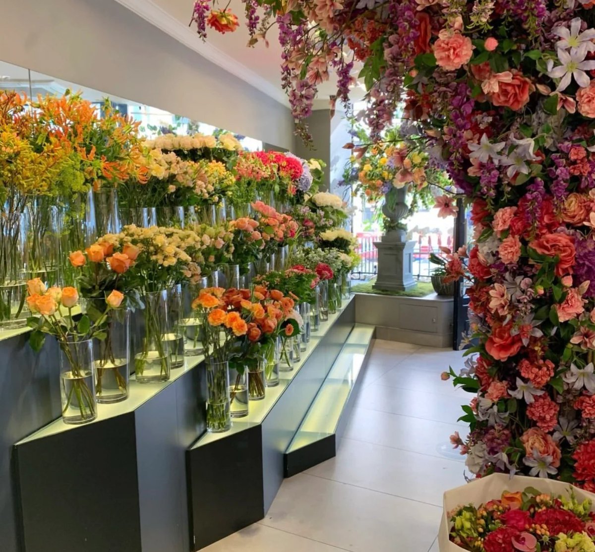 Feel the style of a British internet celebrity flower shop/London florist
There’s not much to say but it’s gorgeous! Rely on red, purple, blue, and yellow to win, and use color instead of money to show off in a high-profile way!
#LondonFlorist #Londonflorist #UKfloralist #Visual