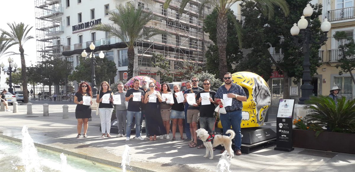 La lucha por un convenio digno, por una revisión salarial justa, aquí estamos otro #MiércolesNegro, con el apoyo hoy de Inmaculada Ortega y Carlos Mayo de <a href="/ccoocadiz/">CCOO de Cádiz</a> 
<a href="/APCadiz/">APC</a>
<a href="/periodistacadiz/">Periodistas Cádiz</a>
<a href="/mediosfscccoo/">Medios FSC CCOO</a>
<a href="/Comite_DdS/">Comité de Empresa Diario de Sevilla</a>
<a href="/grupojoly/">Grupo Joly</a>
<a href="/ami_asociacion/">AMI</a>
<a href="/brunog_cadiz/">Bruno García</a>
@patriciacavada