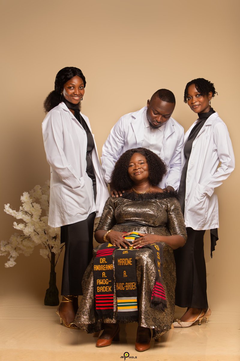 God did ✨✨
This woman raised Doctors ❤️❤️❤️          🧑🏽‍⚕️👩🏽‍⚕️👩🏽‍⚕️
Proud African mum❤️✨🩺
