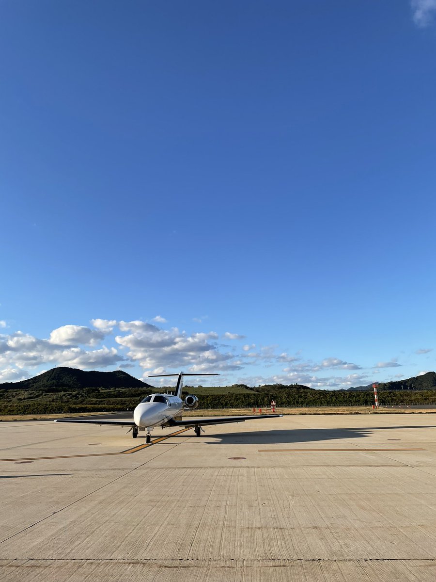 Microjet_Inc's tweet photo. 機長2人との出会いは一昨年の12月
この飛行機で事業を始めたい、我々を訓練して欲しい。未熟者の私達の頼みを彼ら2人は暖かく受け入れてくれました。

初フライトまであと8日！！！ https://t.co/eEG9IrsCn0