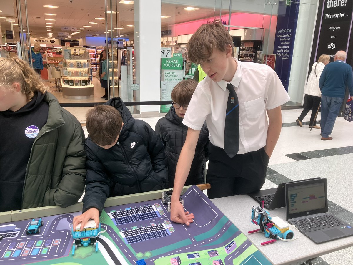 McLarenSTEM's tweet photo. @McLarenHigh Computing students working pupils from Raploch Primary at the Stirling Science Festival Fringe #StirlingScienceFest #RoboticsOnTour https://t.co/QxVO2BLAH9