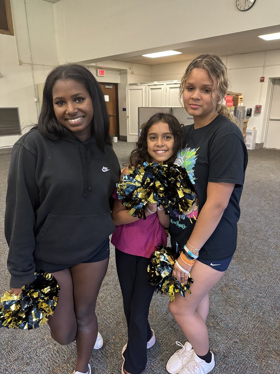 elawmissk's tweet photo. The varsity cheer team has been having so much fun teaching @Sargent_Stars our welcome routine for homecoming! Come on out to Friday’s game to watch the cutest performance ever 🤩 https://t.co/TzHsA35NXU