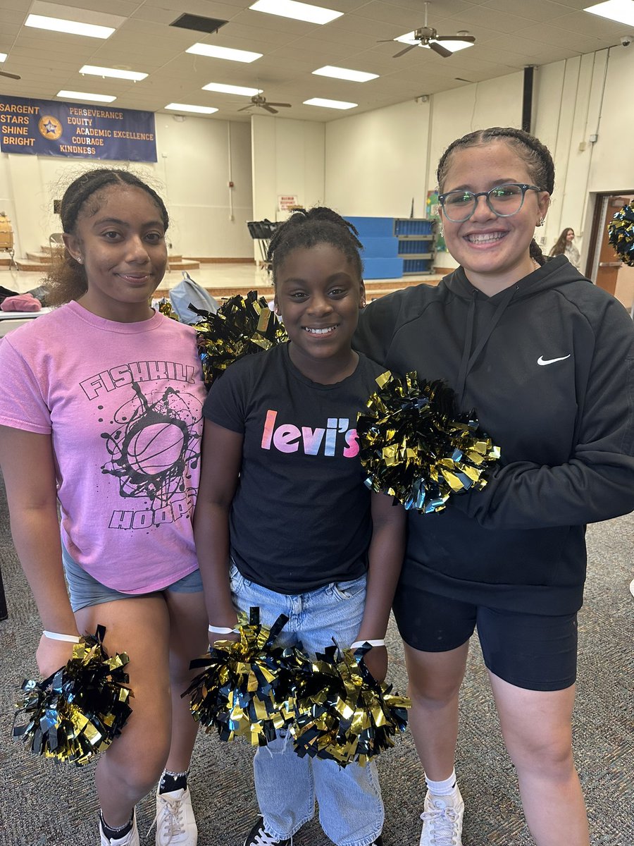 elawmissk's tweet photo. The varsity cheer team has been having so much fun teaching @Sargent_Stars our welcome routine for homecoming! Come on out to Friday’s game to watch the cutest performance ever 🤩 https://t.co/TzHsA35NXU