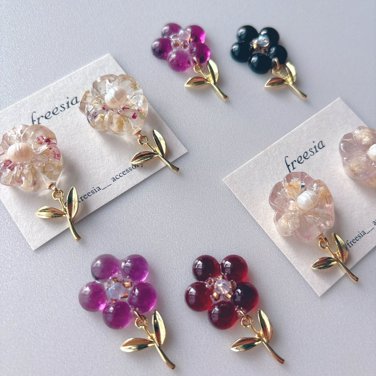 freesiaa_02's tweet photo. お花のイヤリング🌸
マルシェ用に沢山制作しました☺️
葉っぱが揺れてめちゃくちゃ可愛いのです♡
#レジンアクセサリー　
https://t.co/cRHZOqiNKS https://t.co/SEH79yWbHY