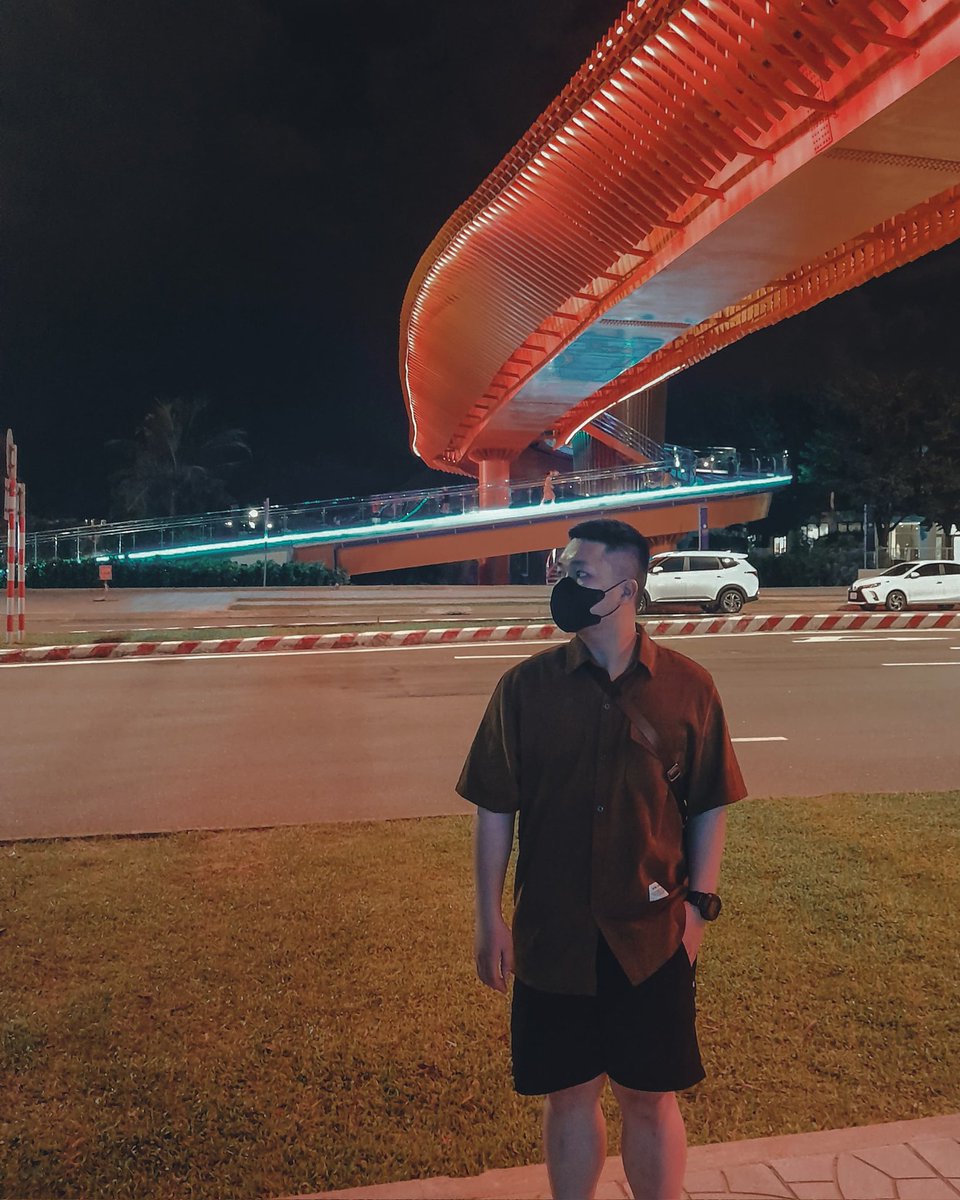 Kaobeo0002's tweet photo. Nhìn người vàng lát qua.!!
Còn tôi vẫn đứng đây từ chiều.😄😄 https://t.co/mC94tPblRV