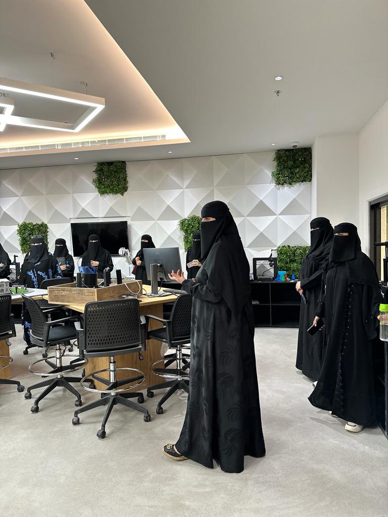 كلية الأعمال والاقتصاد tweet media