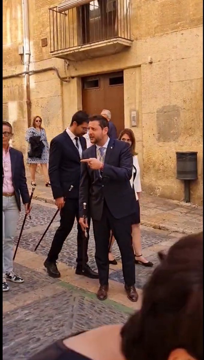 BigThor_23's tweet photo. Primer avís?
DONCS A PAGAR MÉS PEL PIS.

I el següent?
A PAGAR MÉS PER L'APARCAMENT.

DEJEN TRABAJAR A DON RUBEN VIÑUALES PARERA, DIRECTOR DE ORQUESTRA. https://t.co/QMHiXhfL83