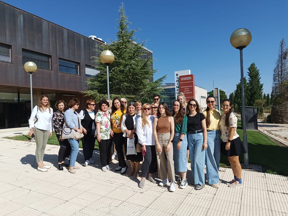 Vitartis's tweet photo. Hoy hemos recibido a una delegación de 🌍 Moldavia, Ucrania y Azerbaiyán, participante en el proyecto @UnicladE, interesados en la labor de #Vitartis por la sostenibilidad de la #industriaalimentaria de #CyL y la transferencia de conocimiento, a través de proyectos como #VIAS 🌱 https://t.co/cbWU8zNQhN
