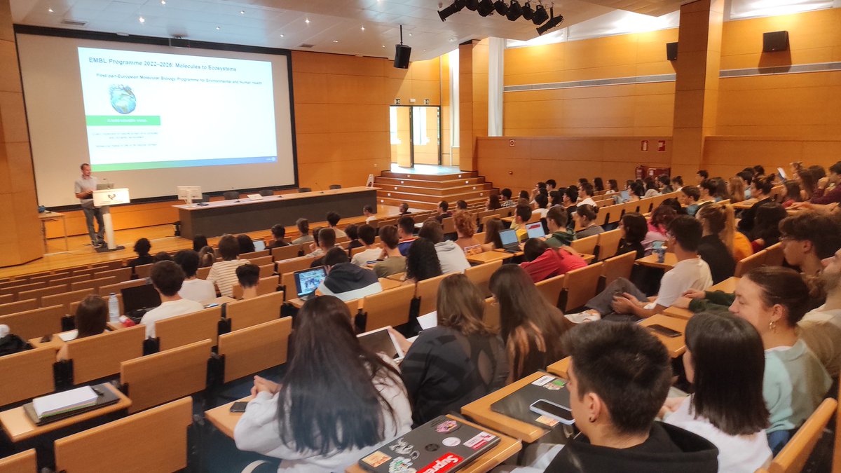 pie_upvehu's tweet image. Nik Leisch from @EMBLtrec today @ztf_fct @upvehu explaining their #science and #methodologies to the students