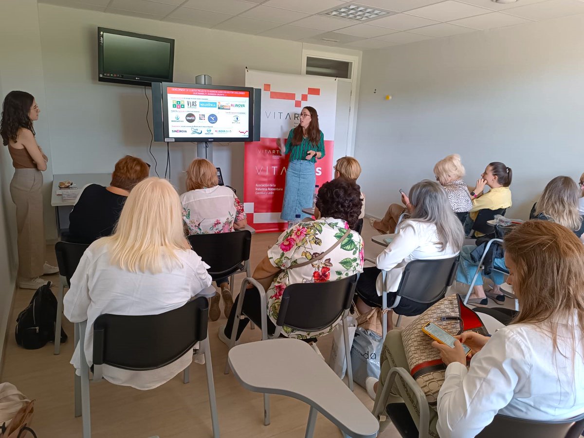 Vitartis's tweet photo. Hoy hemos recibido a una delegación de 🌍 Moldavia, Ucrania y Azerbaiyán, participante en el proyecto @UnicladE, interesados en la labor de #Vitartis por la sostenibilidad de la #industriaalimentaria de #CyL y la transferencia de conocimiento, a través de proyectos como #VIAS 🌱 https://t.co/cbWU8zNQhN