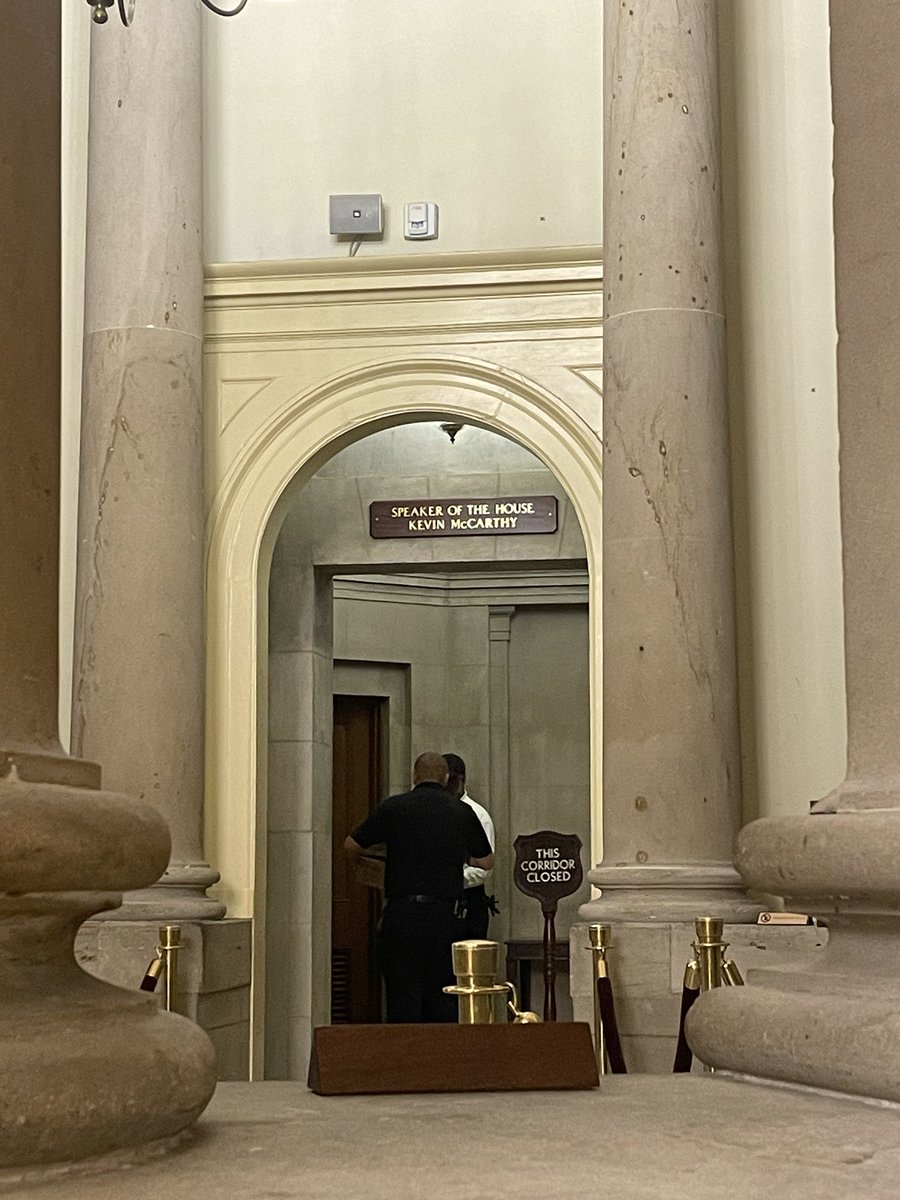 The “Speaker Kevin McCarthy” sign above the Capitol Speaker office is being removed now 👀 ⁦@CNN⁩