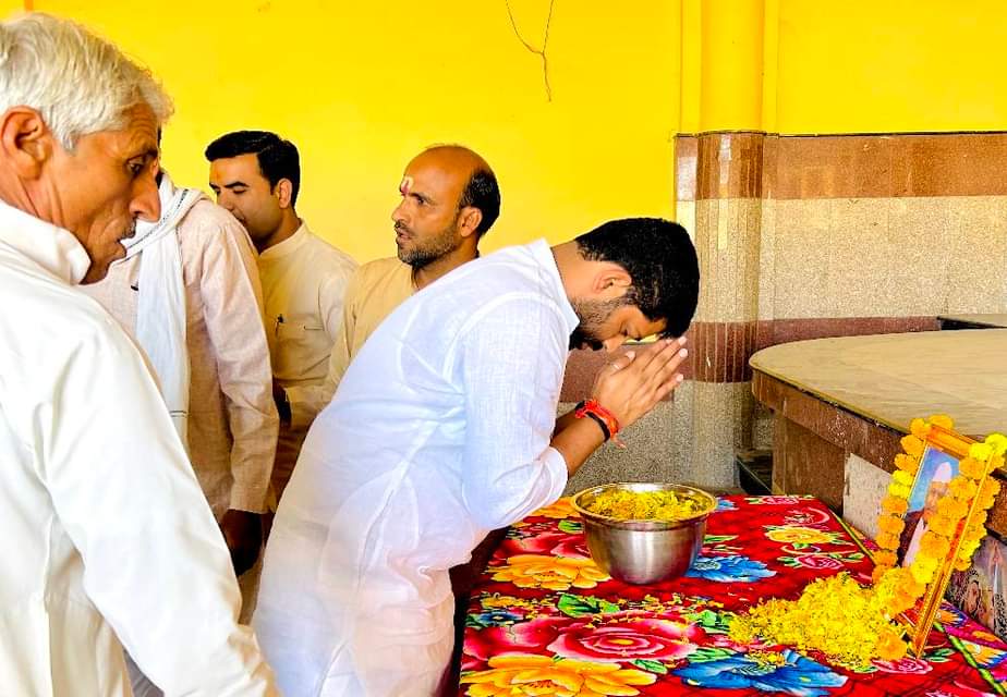 baljeet4bjp's tweet photo. आष्टा क्षेत्र के जावर मण्डल में पूर्व मण्डल अध्यक्ष श्री संजय अजमेरा जी के पू.पिताजी स्व.श्री हीरालाल अजमेरा जी के उत्तर कार्य में तथा श्री धीरज सिंह जी की माताजी के श्राद्ध कार्यक्रम में उपस्थित रहा। @BJP4MP
#ashtamp https://t.co/7KGGfKHuVv