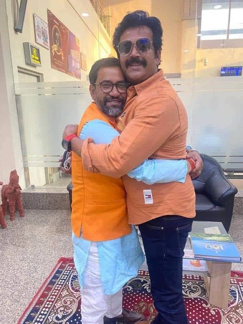 यादवों के वोट से सांसद बना ये नचनिया देवरिया मामले में चुप है, जबकि बीजेपी के सभी नेता दुबे का पक्ष ले चुके है 
अरे निहुरू कम से कम निष्पक्ष जांच की बात तो कह सकते हो
कुछ ऐसे भी यादव है जिन्होंने सत्ता के लालच में अपना ईमान बेच दिया है 

 #प्रेम_यादव_को_न्याय_दो