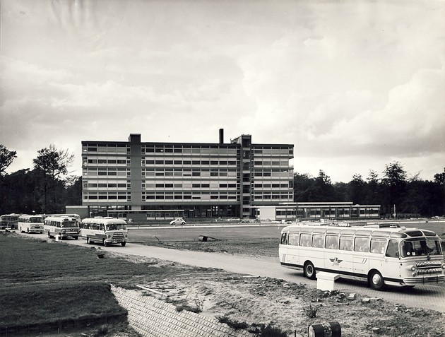 alumniUTwente's tweet photo. Toen vs. Nu 🕐

Foto gemaakt tijdens de opening van de toenmalige Technische Hogeschool Twente. Gezien de gelegenheid werden grote groepen over de campus vervoerd per bus. Nu zien bussen er een stuk anders uit, maar ze rijden nog steeds dezelfde route langs de Spiegel! https://t.co/nlbfeoEeEg