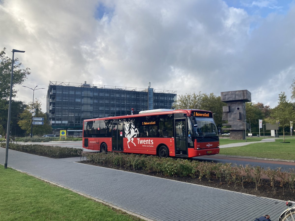 Toen vs. Nu 🕐

Foto gemaakt tijdens de opening van de toenmalige Technische Hogeschool Twente. Gezien de gelegenheid werden grote groepen over de campus vervoerd per bus. Nu zien bussen er een stuk anders uit, maar ze rijden nog steeds dezelfde route langs de Spiegel!