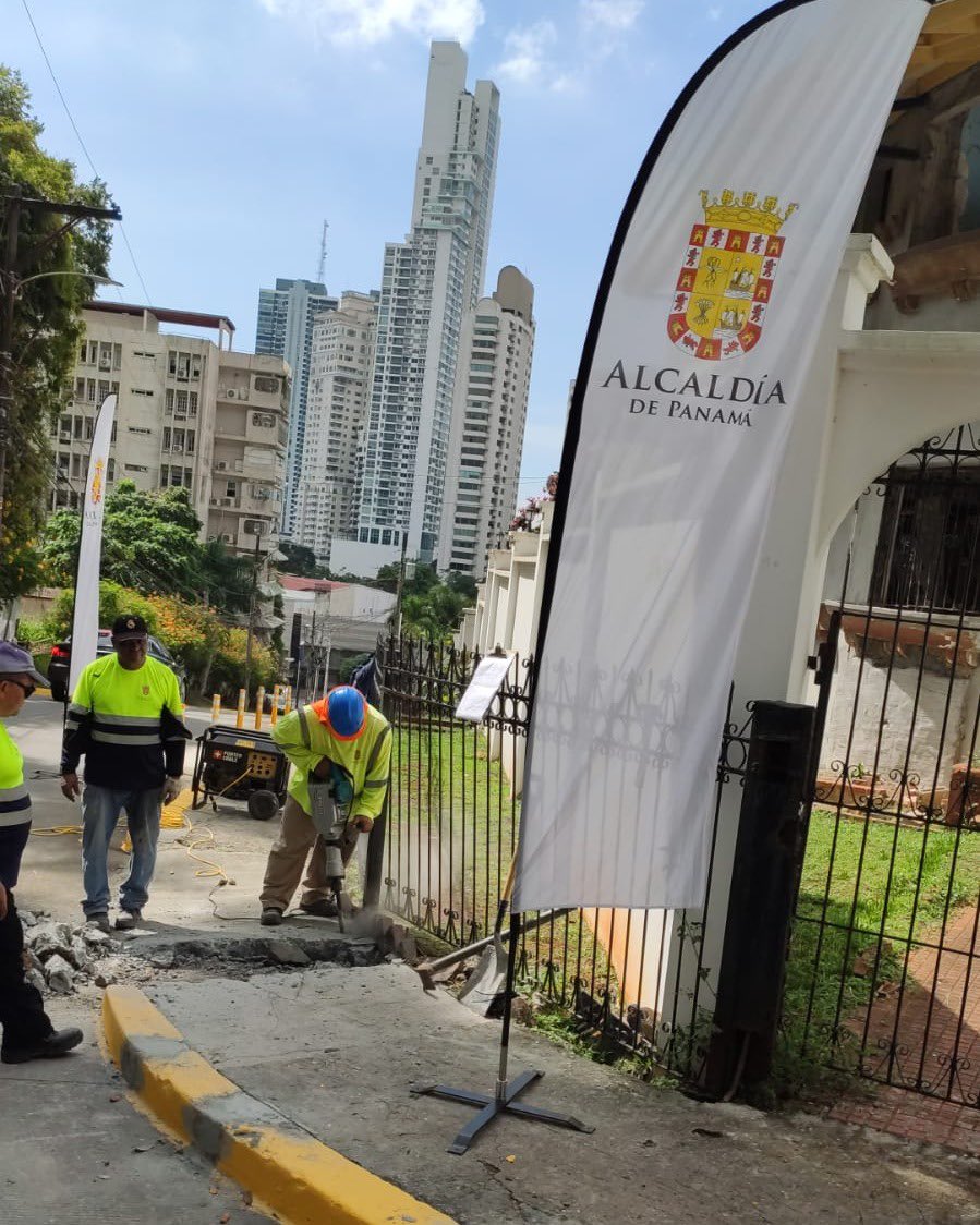 Panamaalcaldia's tweet photo. 🔨🏙️ La Alcaldía de Panamá sigue trabajando a través de la subdirección de Obras Comunitarias.  Comprometido con la segunda fase de mantenimiento de aceras en La Cresta, corregimiento de Bella Vista. #MejorandoComunidades #BellaVista #AlcaldíaDePanamá @avelac507 https://t.co/Vo51FAcPUS