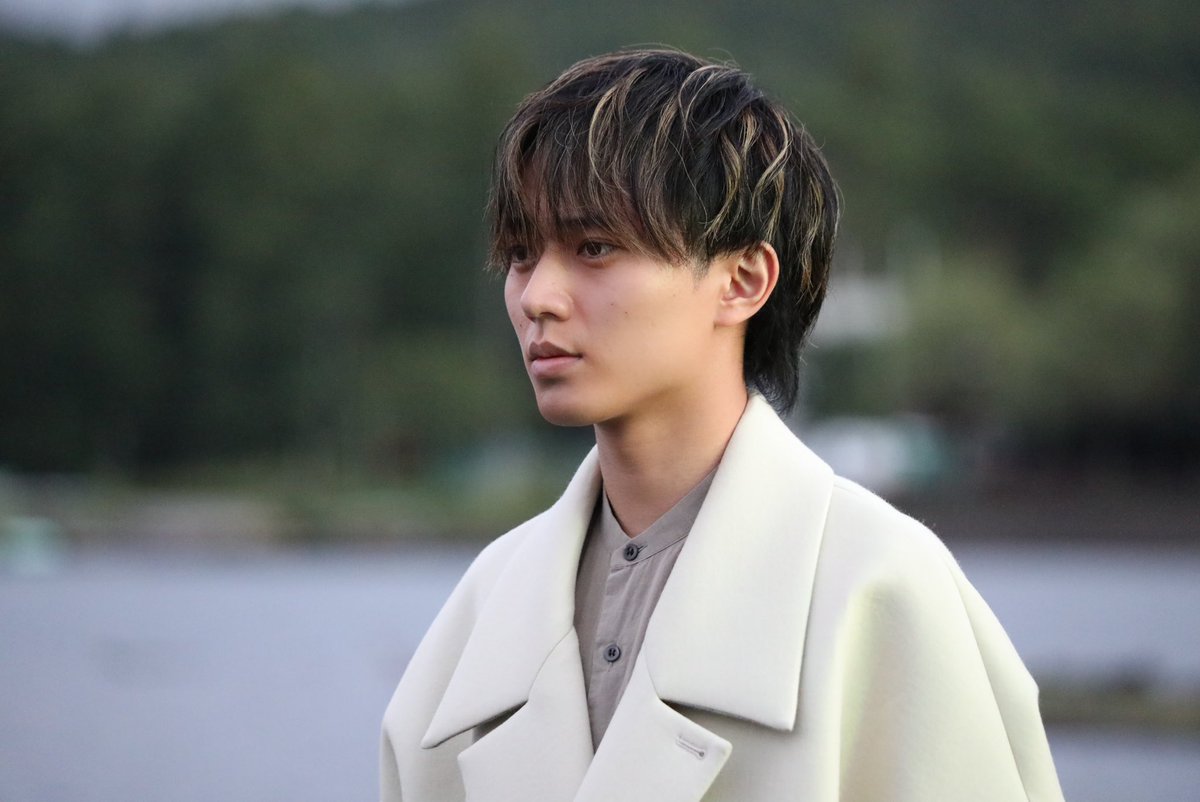 kp_official0523's tweet photo. 守るとか、大切なものを失いたくないとか、そういう気持ちがすごく伝わる歌詞で、ストレートな言葉も結構多いので、曲調とあいまって、歌詞がより沁みるものになってると思います。曲の始まり方とかも、ちょっと耳を傾けたくなる感じです。

廉

#KPism_MAGICWORD
#KingandPrince
#MAGICWORD https://t.co/VYlnxlnJk1