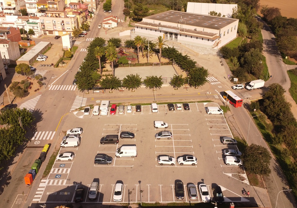 AjPalamos's tweet photo. Operaris de la Brigada Municipal han iniciat aquesta setmana l’arranjament de l’aparcament del barri d’Es Pla, situat davant la plaça de Vila-romà.

El projecte té lloc un cop aquest espai ha passat enguany a ser de propietat municipal.

Més info: https://t.co/IAK3LgyqU1 #Palamós https://t.co/dXE2n7j8xX
