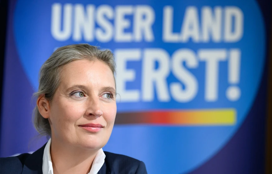 𝙋𝙧𝙤𝙫𝙤𝙠𝙖𝙣𝙩𝙚 𝙏𝙝𝙚𝙨𝙚: 
Ist es möglich, dass die potenzielle Gefährdenlage von Frau #Weidel von der #Bundesregierung inszeniert wurde, um Sie während der Wahlkampf-Phase Mundtot zu machen? 🤔
#TagDerDeutschenEinheit #Anschlag