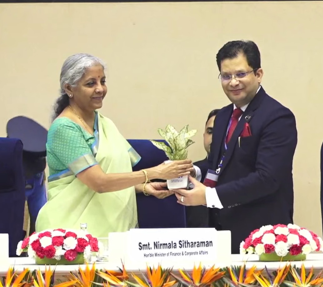 icsi_cs's tweet image. #CS Manish Gupta, President #ICSI felicitates Hon’ble President of India Smt. Droupadi Murmu &amp;amp; Hon’ble Minister of Finance &amp;amp; Corporate Affairs Smt. Nirmala Sitharaman #ICSIat55 #ICSIFoundationDay @rashtrapatibhvn @nsitharaman @nsitharamanoffc @MCA21India @FinMinIndia @PIB_India