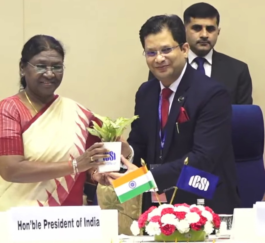icsi_cs's tweet image. #CS Manish Gupta, President #ICSI felicitates Hon’ble President of India Smt. Droupadi Murmu &amp;amp; Hon’ble Minister of Finance &amp;amp; Corporate Affairs Smt. Nirmala Sitharaman #ICSIat55 #ICSIFoundationDay @rashtrapatibhvn @nsitharaman @nsitharamanoffc @MCA21India @FinMinIndia @PIB_India
