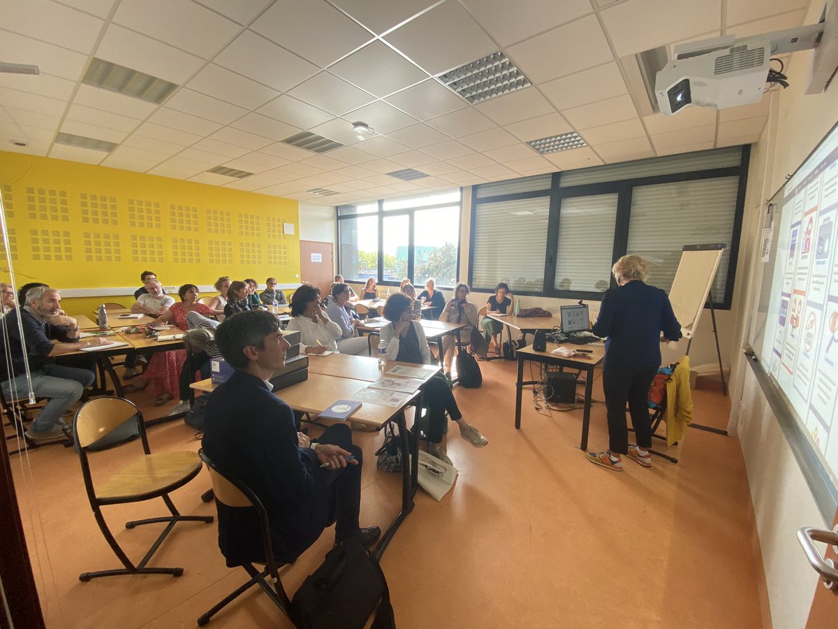 chcaron80's tweet photo. Atelier #Archiclasse animé par @MarBara83 sur des projets pour repenser sa classe. #JAI @INSPE_Bretagne https://t.co/Wt9H8GdIME