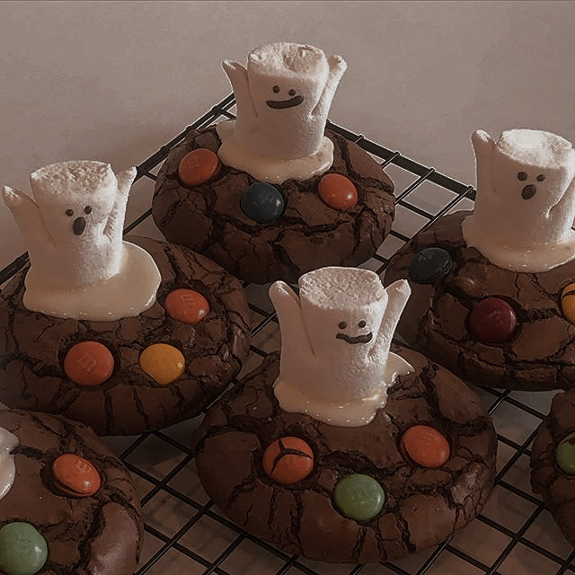bom dia, leitores! como estamos em outubro, resolvi agradá-los com alguns cookies temáticos de halloween! que esse mês seja incrível para todos nós. 📔🤎👻

/entrega em uma caixinha delicada um docinho para cada moot.