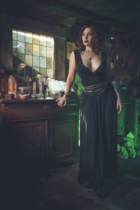 Let’s appreciate the season of the witch ?

A spicier photo of this is already on my OF btw. https://t