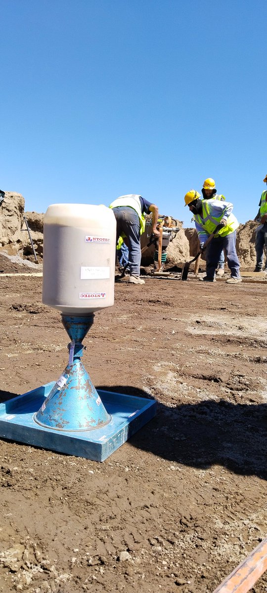 INTOTEC's tweet image. Realizando ensayo de compactación en suelos , mediante el uso del cono y arena silica . De acuerdo a lo indicado en la NMX-C-416-ONNCCE-2003. Cap.15. Para revisar los desplantes de cimentación y evitar asentamientos diferenciales inmediatos de las estructuras a construir.