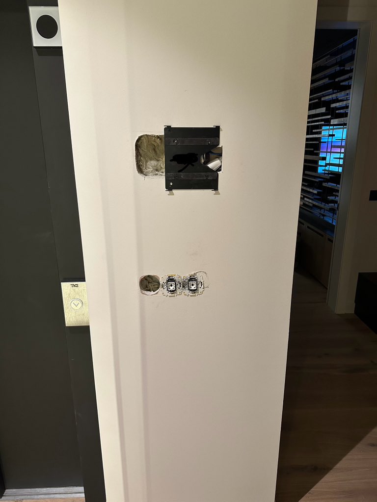 vegetta777's tweet photo. Habéis acertado bastantes 😅 no estaba centrado ejjejejjej ahora toca mover todo, repintar pared, me va a dar un infartito, de hecho hay que dejar un solo enchufe si quiero que esté colocado justo debajo porque a la derecha hay una viga que no se puede quitar 😅 https://t.co/fNNoLLEpS5
