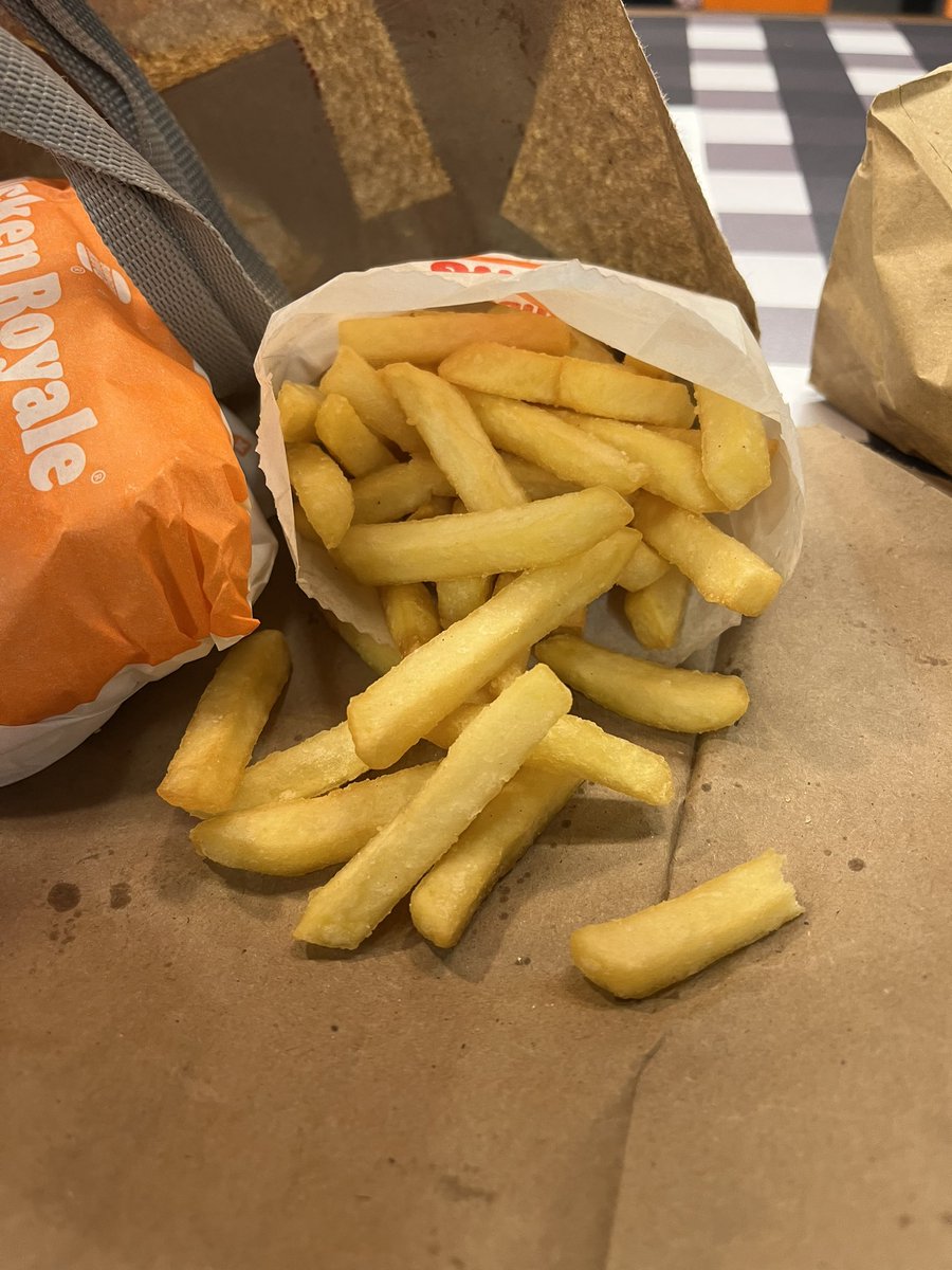 DarlingForsyth's tweet photo. It’s a sad day when you go to @BurgerKingUK and query a large portion of fries .. then go back and order regular fries and there is no difference (ok it cost me £3.49) to prove a point 😂 https://t.co/2r67UIYtRn