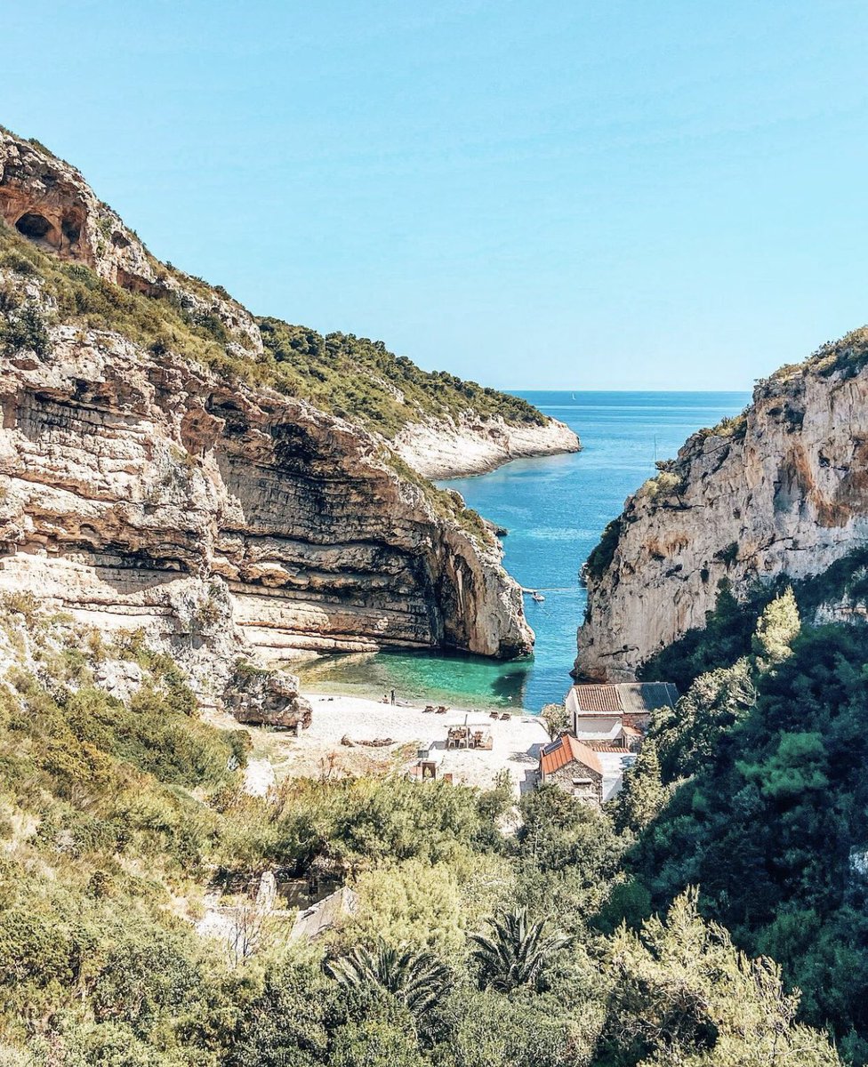 HrvatskaNaDlanu's tweet photo. 📍Stiniva #beach island #Vis 💙 @visit.croatia by @thenomad.life
・・・
👉 https://t.co/4EkhgZFKim
・・・
#spectacularview #stiniva #stinivabeach #islandvis #dalmatia #croatia #croatiafulloflife #croatiafullofbeaches #discoverdalmatia #visitvis #adriaticdream #VisitCroatia 🇭🇷 https://t.co/5zK91ydI4x