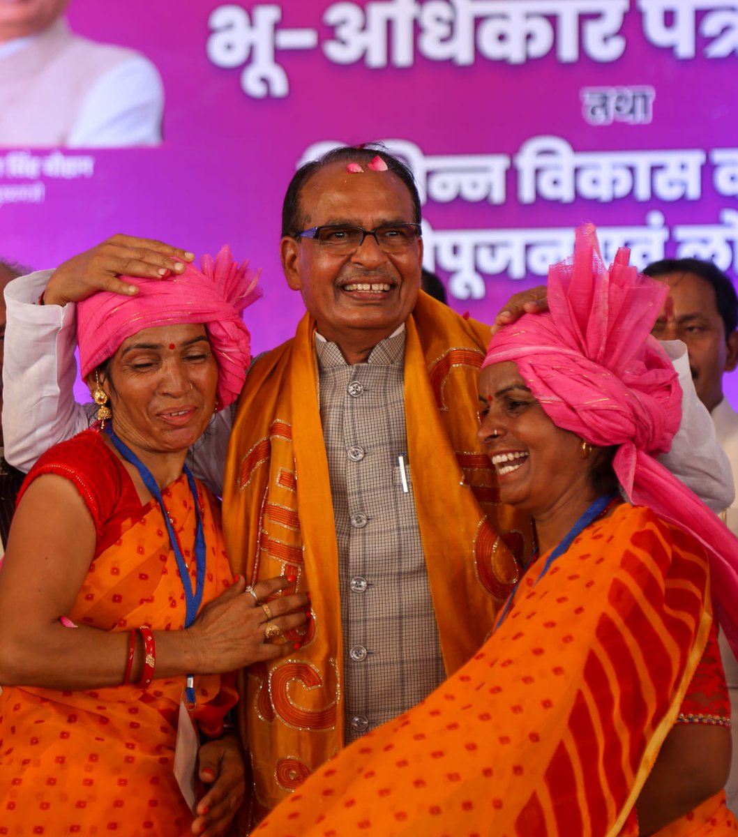 नारी सशक्तिकरण की ओर एक कदम…
आज लाड़ली बहना की 1250 की अगली क़िस्त बहनों के खाते में आ रही है। शिवराज जी द्वारा लाड़ली बहना का उपहार हर बहना को नया जीवन देगा। इससे बहनों को सम्मान देगा, अधिकार देगा। <a href="/chouhanshivraj/">Shivraj Singh Chouhan</a> जी #शिवराज_की_बहनें